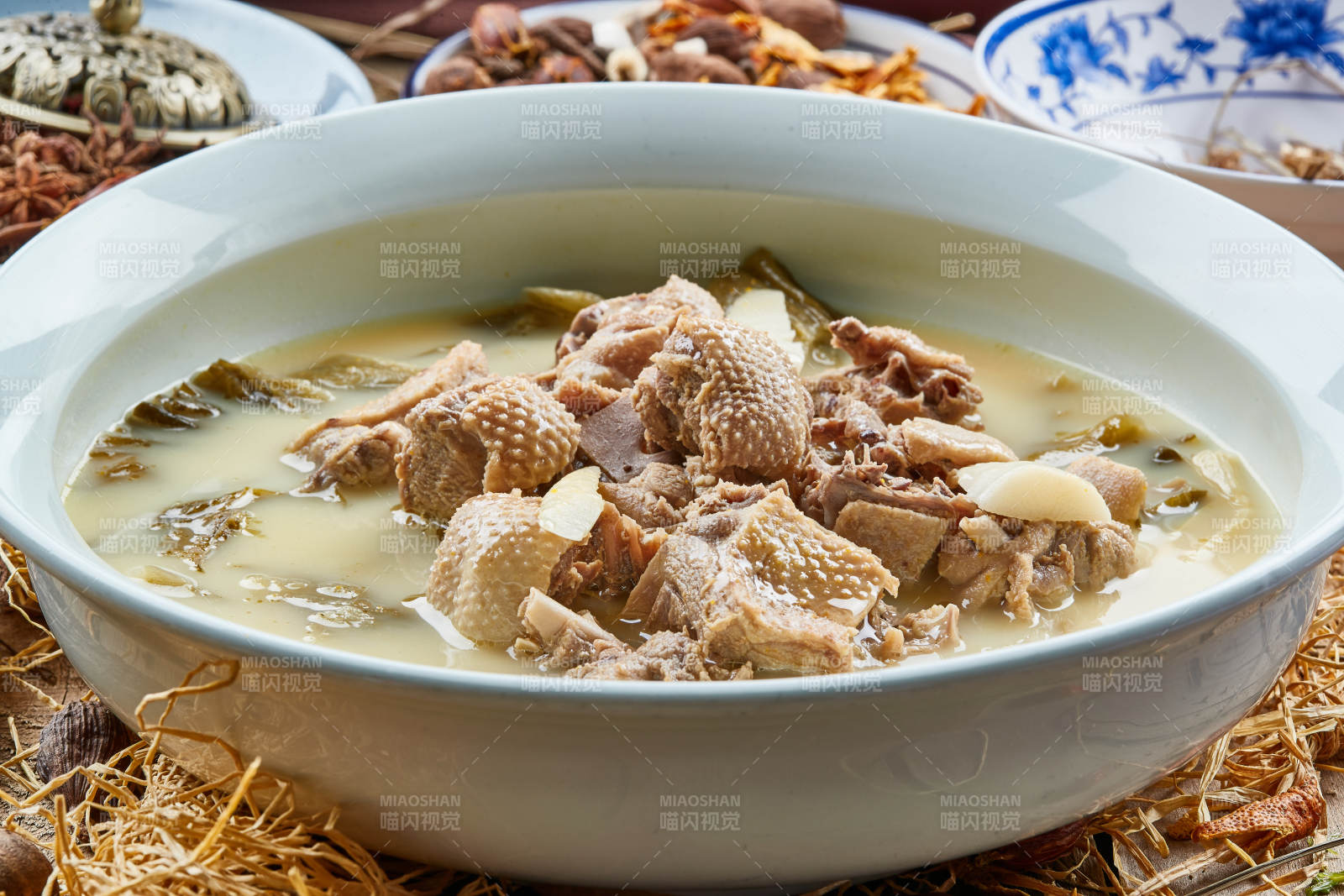 青瓷盆装的雪菜浓汤炖柴鸡图片