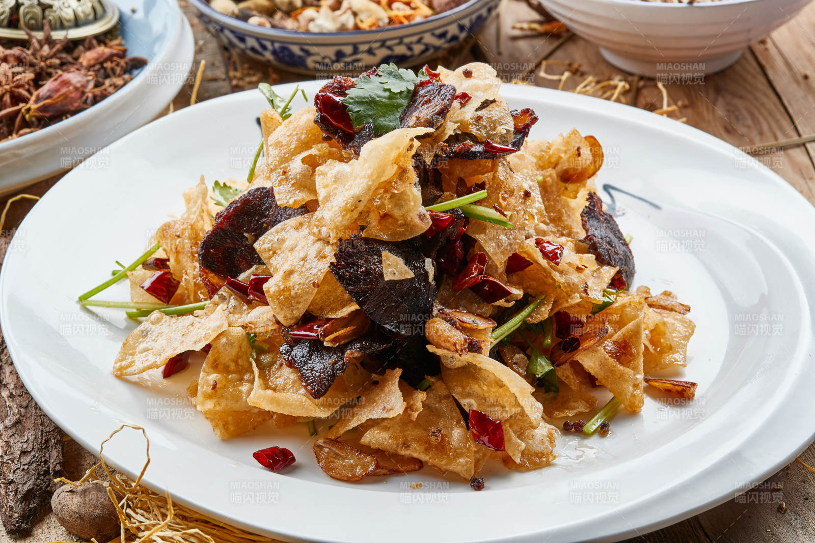 白色瓷盘装的干炸牛肉拌薯片图片