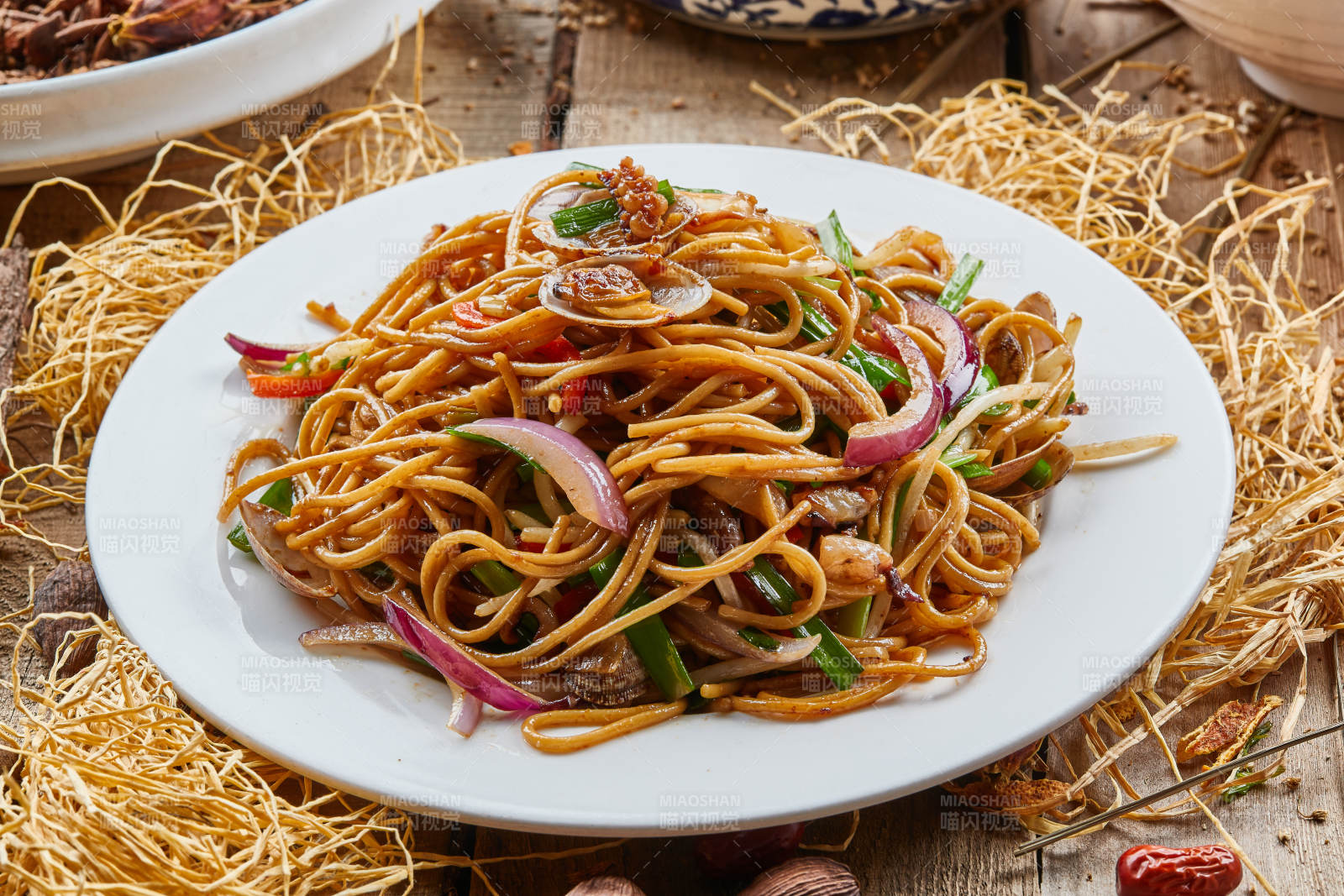 青瓷盘装的海鲜炒意大利面图片