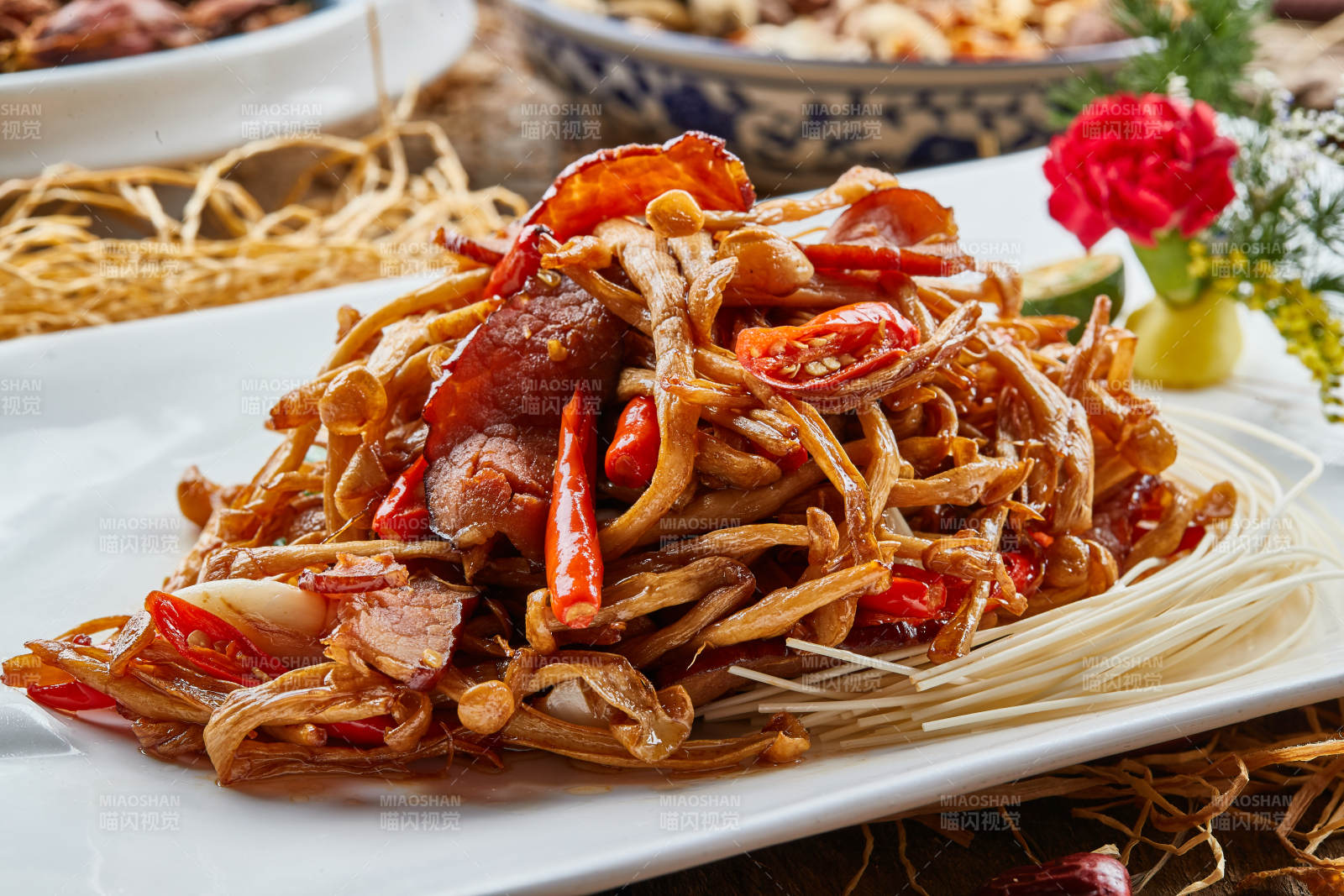 白色瓷盘的茶树菇蒜香炒腊肉图片