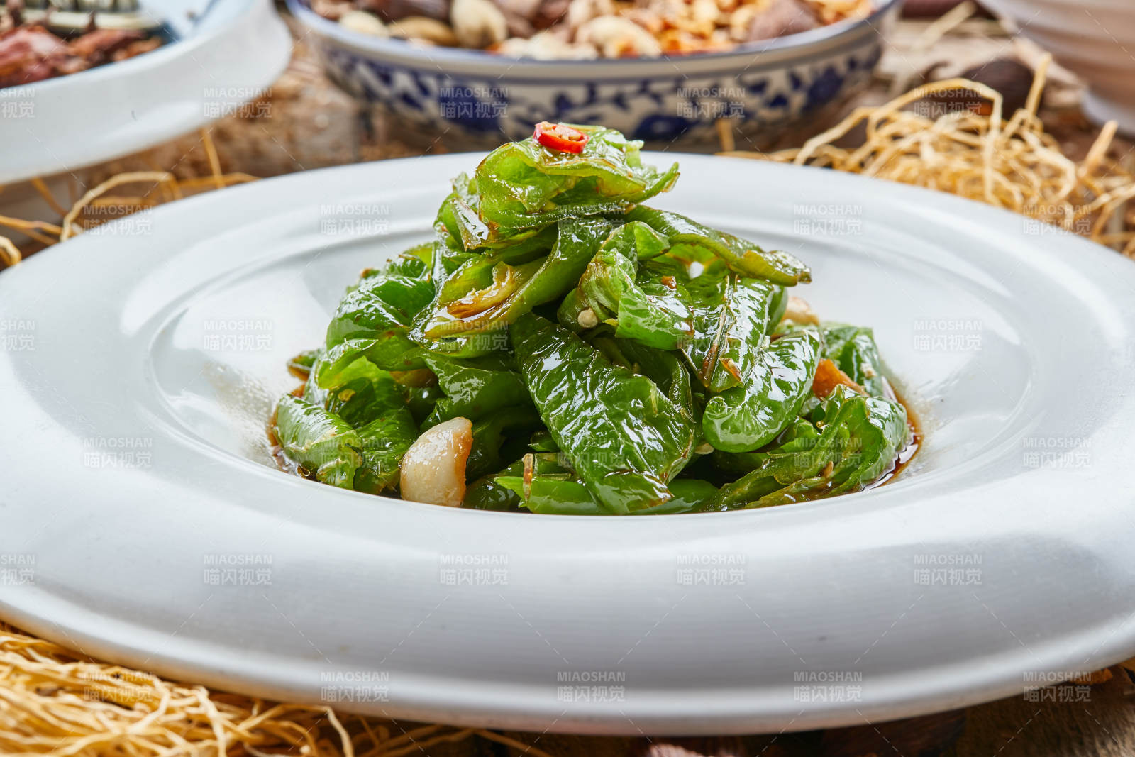青瓷盘装的蒜香虎皮尖椒图片