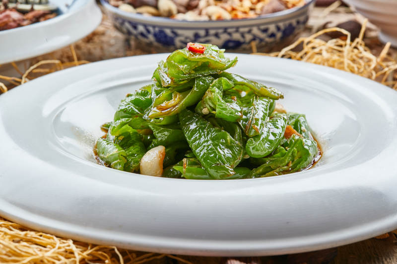 青瓷盘装的蒜香虎皮尖椒图片