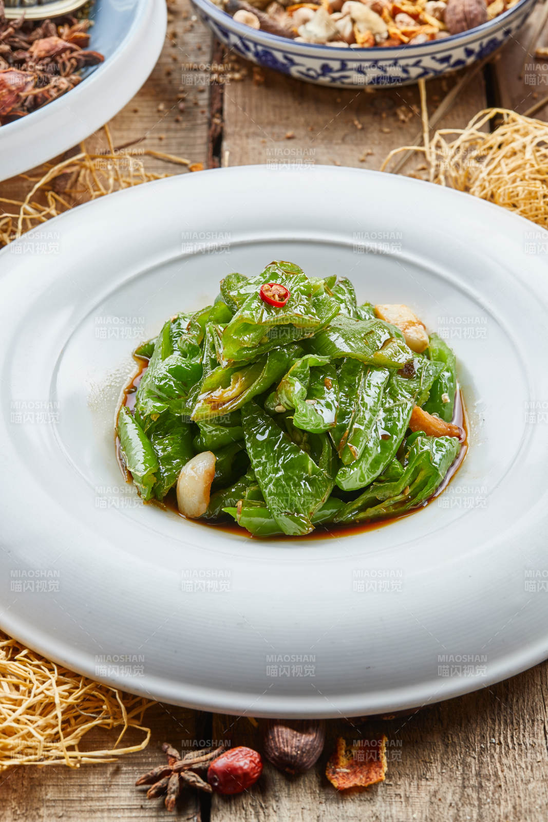 青瓷盘装的蒜香虎皮尖椒图片