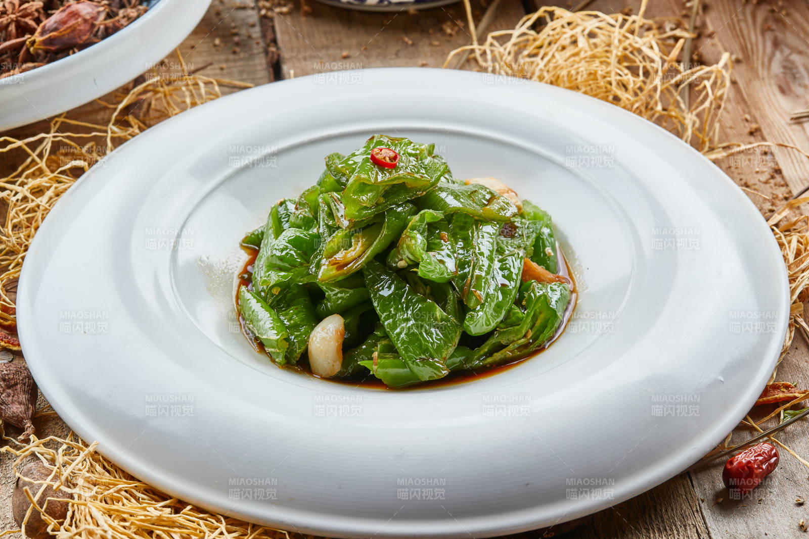 青瓷盘装的蒜香虎皮尖椒图片