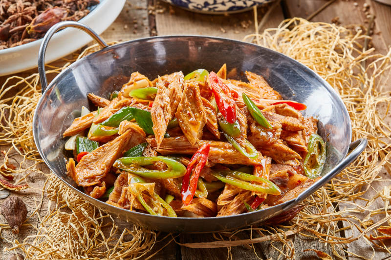 不锈钢锅装的香锅腐竹图片