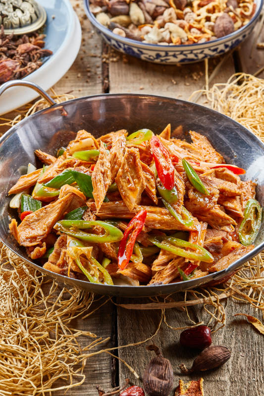 不锈钢锅装的香锅腐竹图片