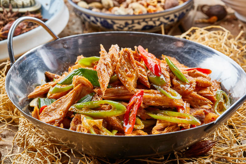 不锈钢锅装的香锅腐竹图片