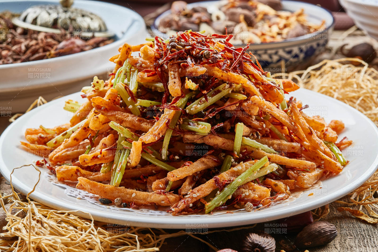 白瓷圆盘装的香辣薯条图片