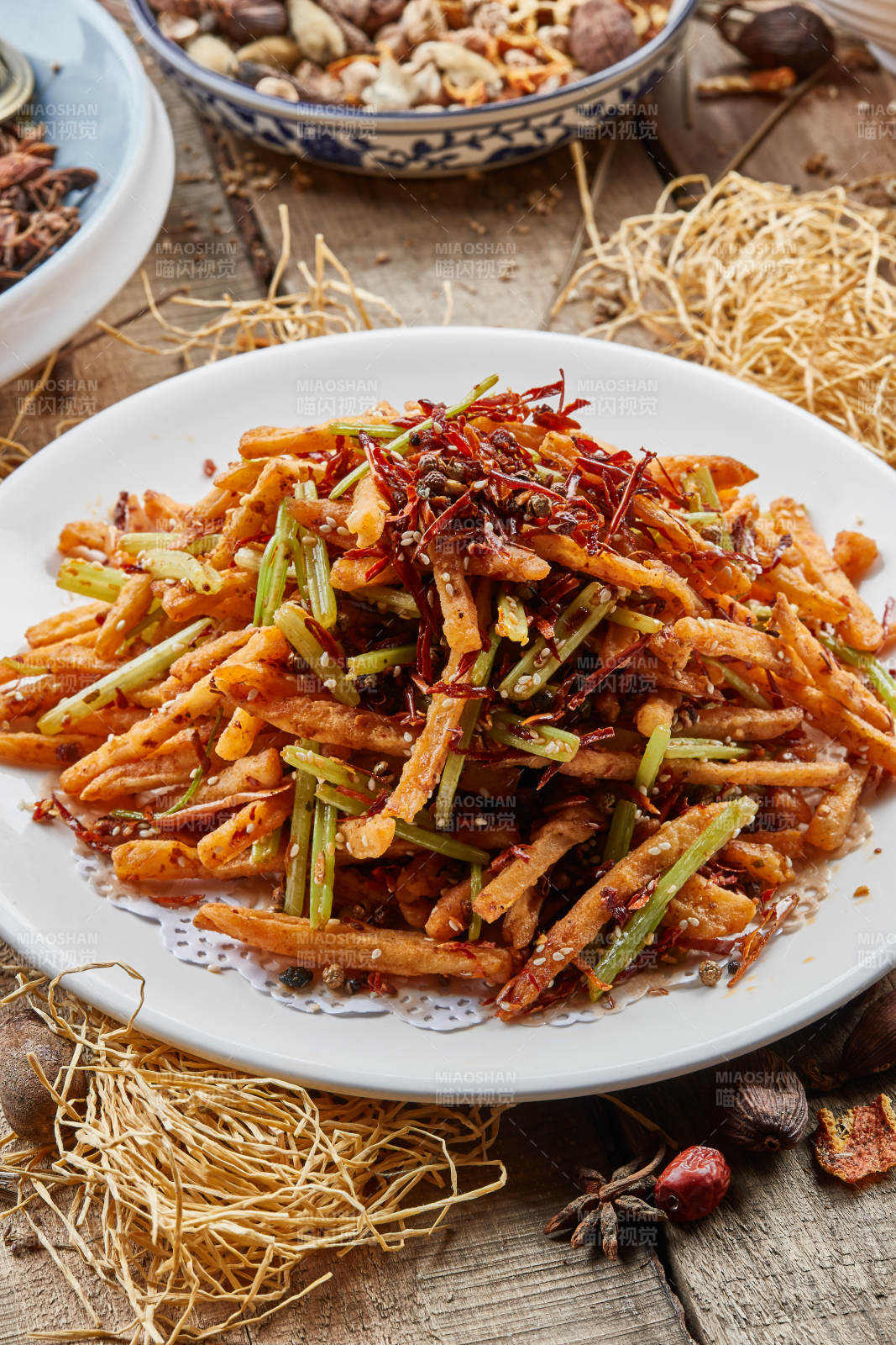 白瓷圆盘装的香辣薯条图片