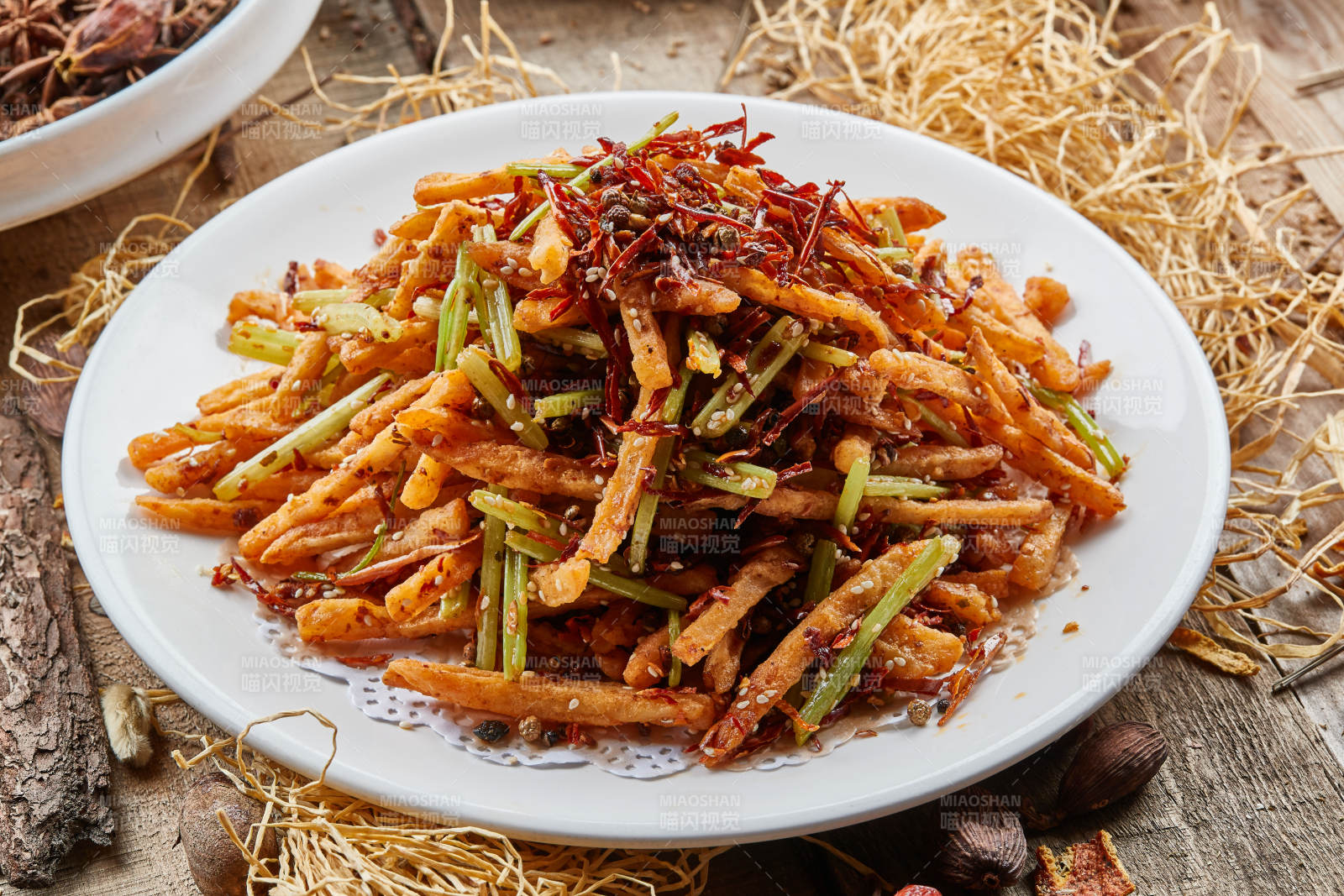 白瓷圆盘装的香辣薯条图片