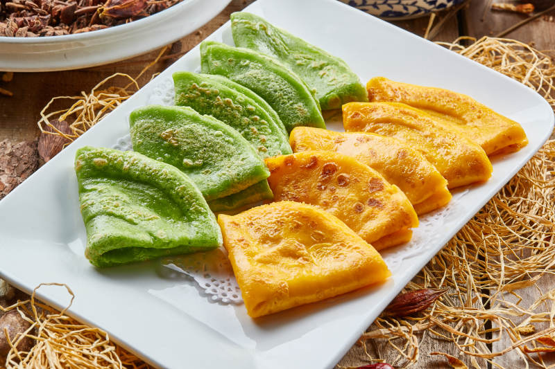 长瓷盘装的双色蔬菜滩簧图片