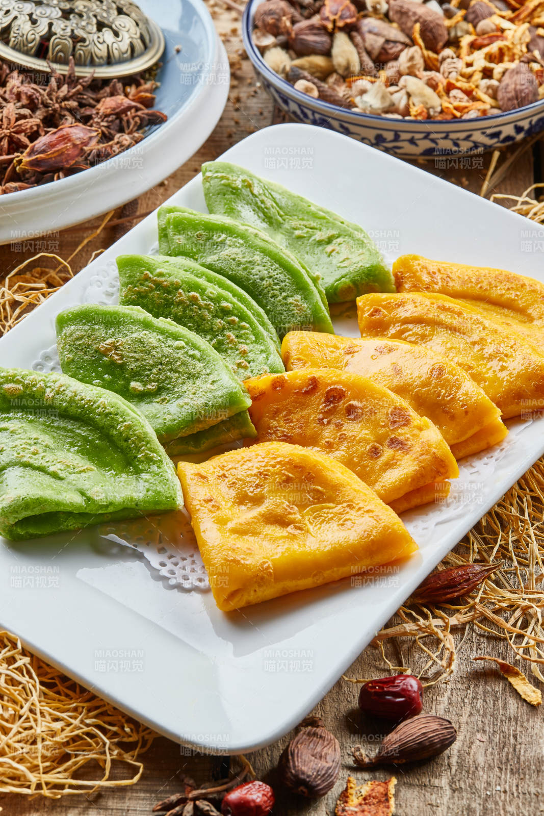 长瓷盘装的双色蔬菜滩簧图片