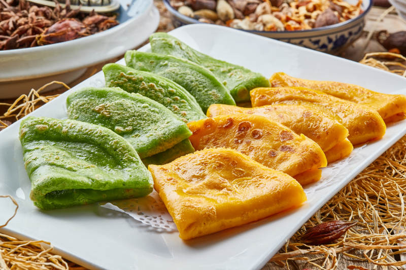 长瓷盘装的双色蔬菜滩簧图片