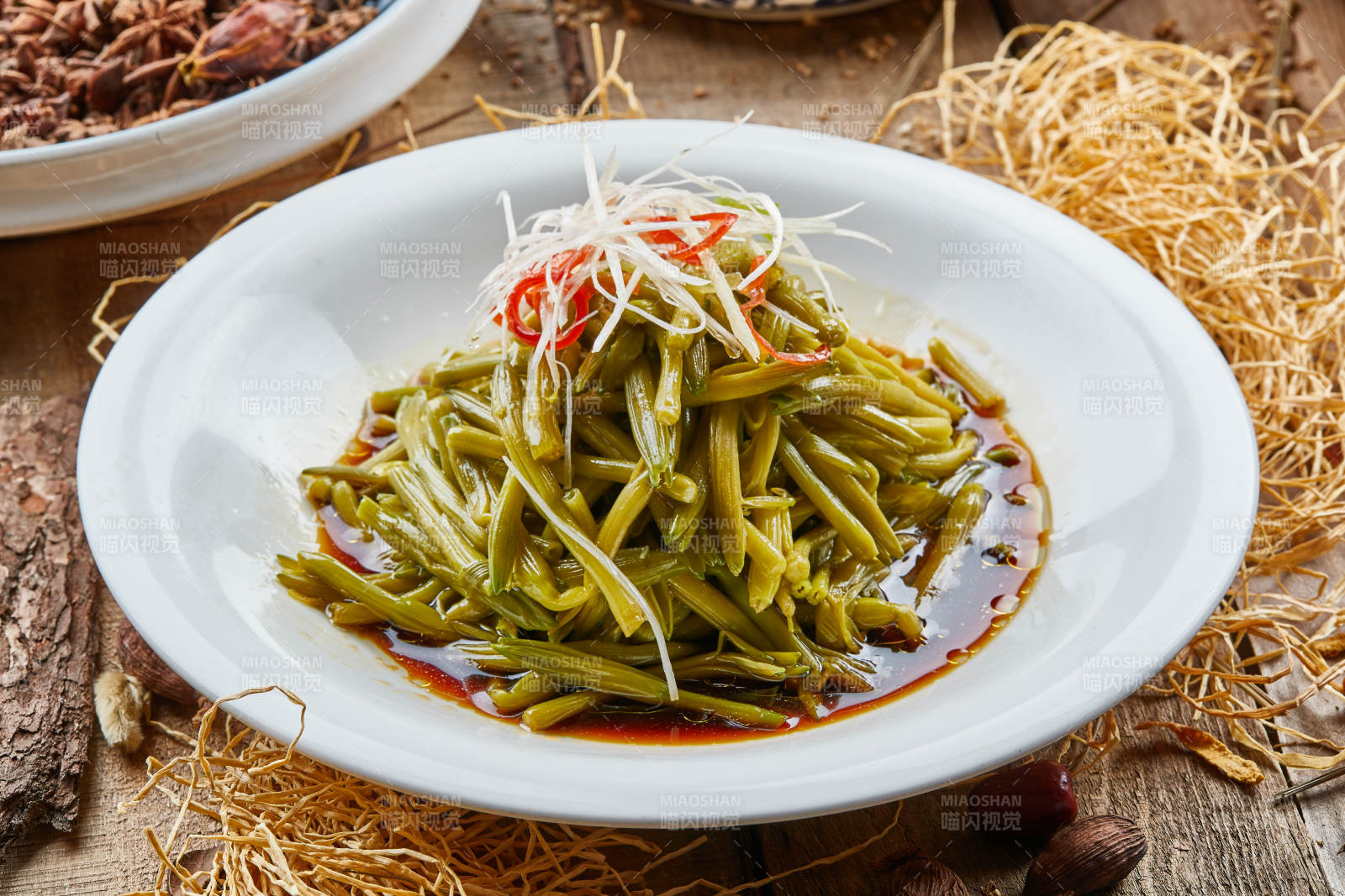 青色瓷盘装的小炒嫩黄花菜图片