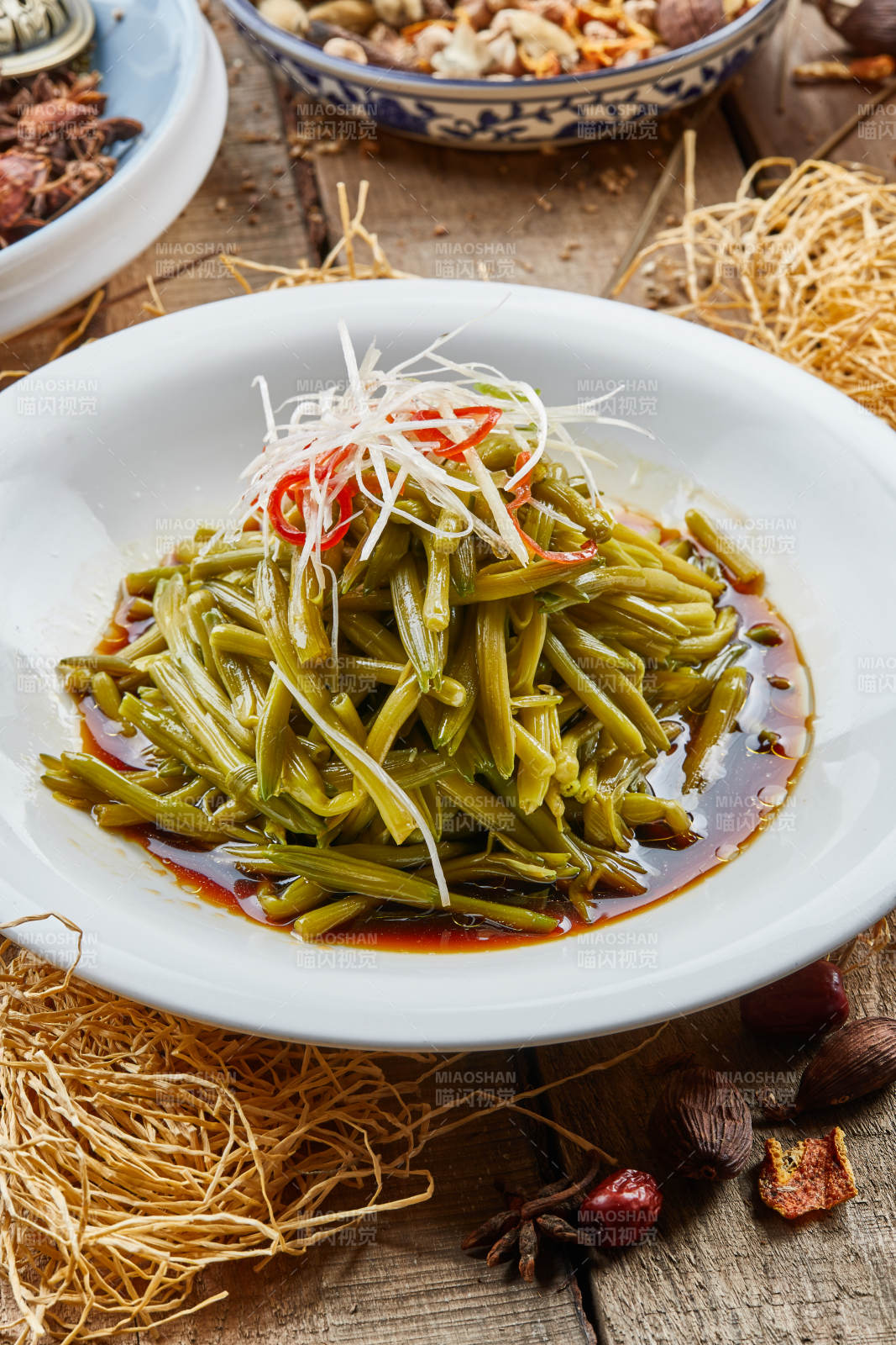青色瓷盘装的小炒嫩黄花菜图片