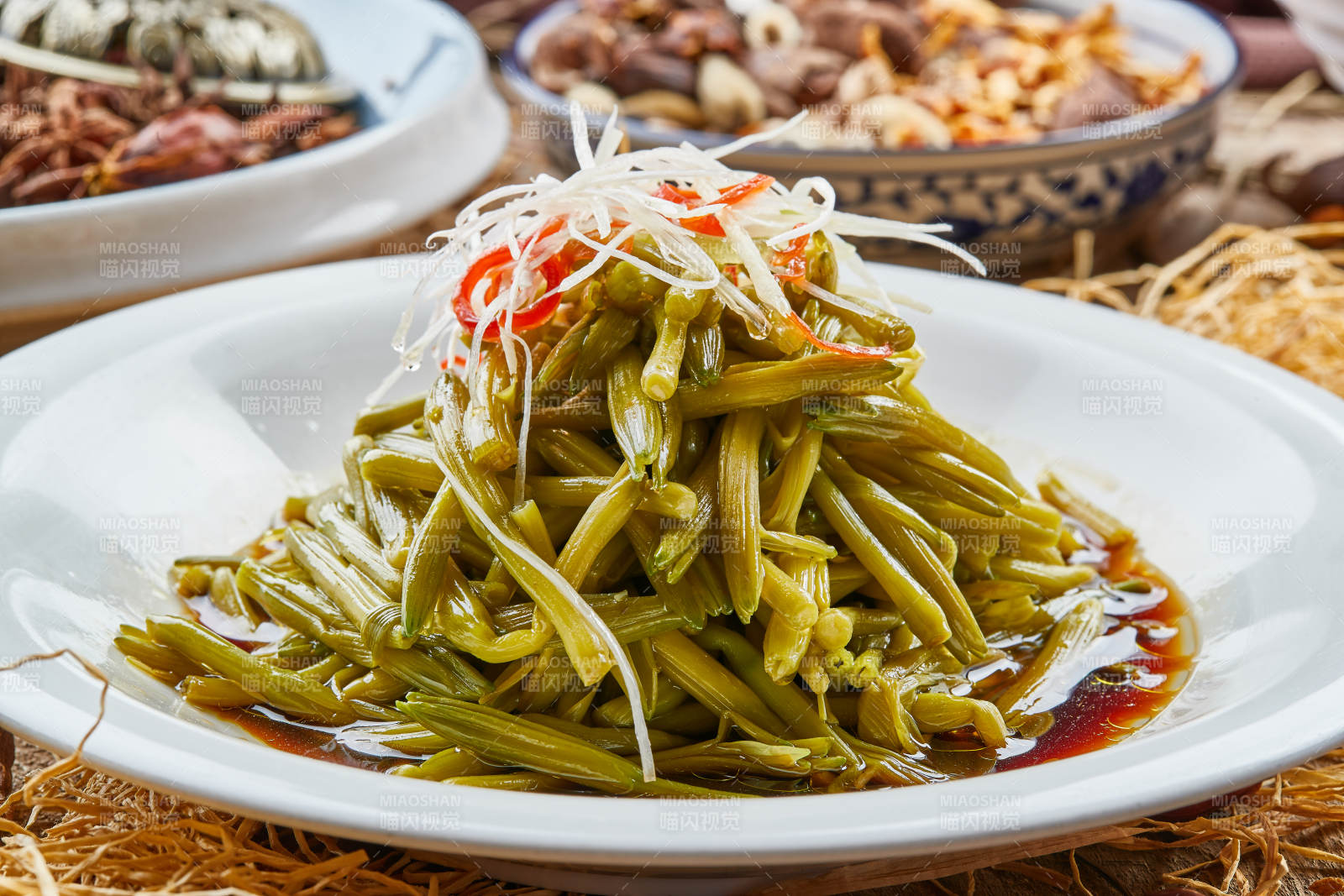 青色瓷盘装的小炒嫩黄花菜图片