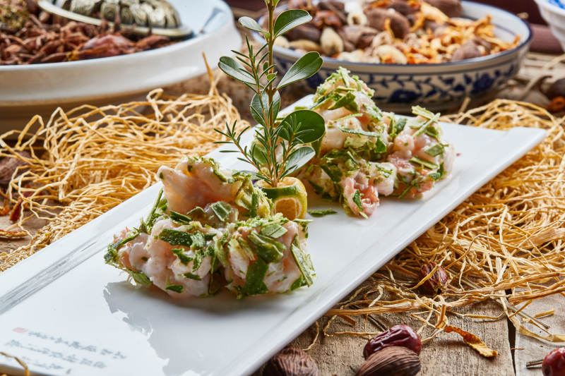 青瓷长瓷盘装的葱香龙井虾仁图片