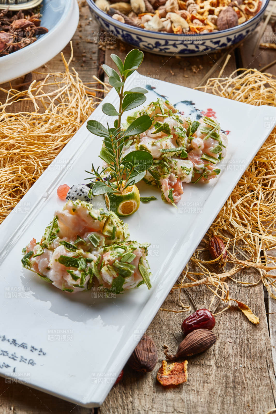 青瓷长瓷盘装的葱香龙井虾仁图片