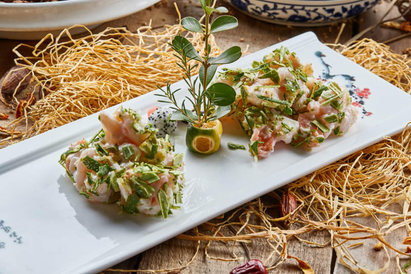 青瓷长瓷盘装的葱香龙井虾仁图片