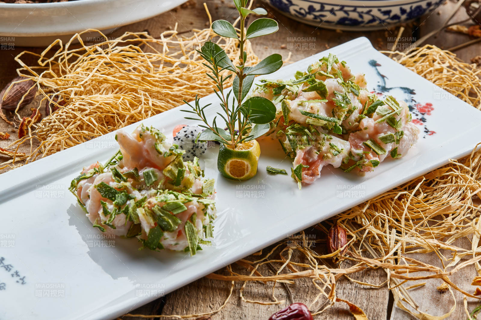 青瓷长瓷盘装的葱香龙井虾仁图片