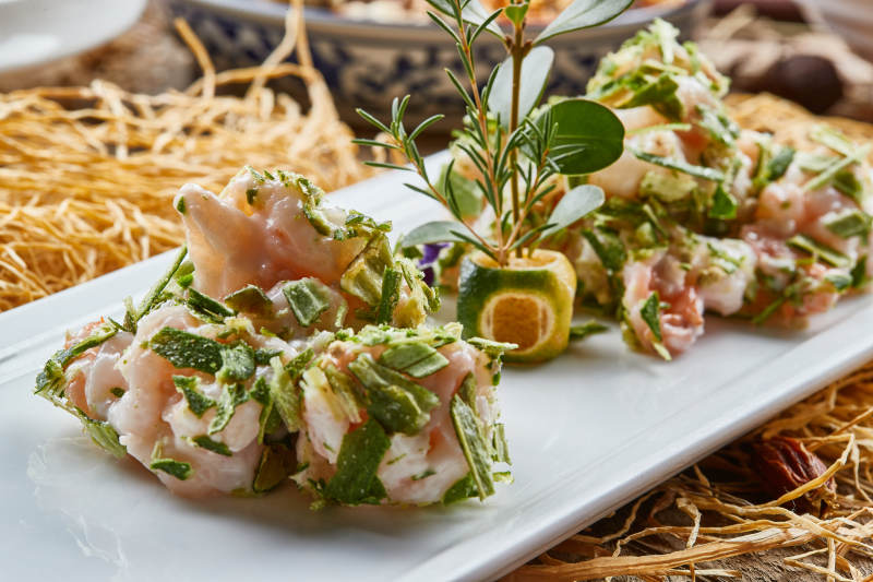 青瓷长瓷盘装的葱香龙井虾仁图片