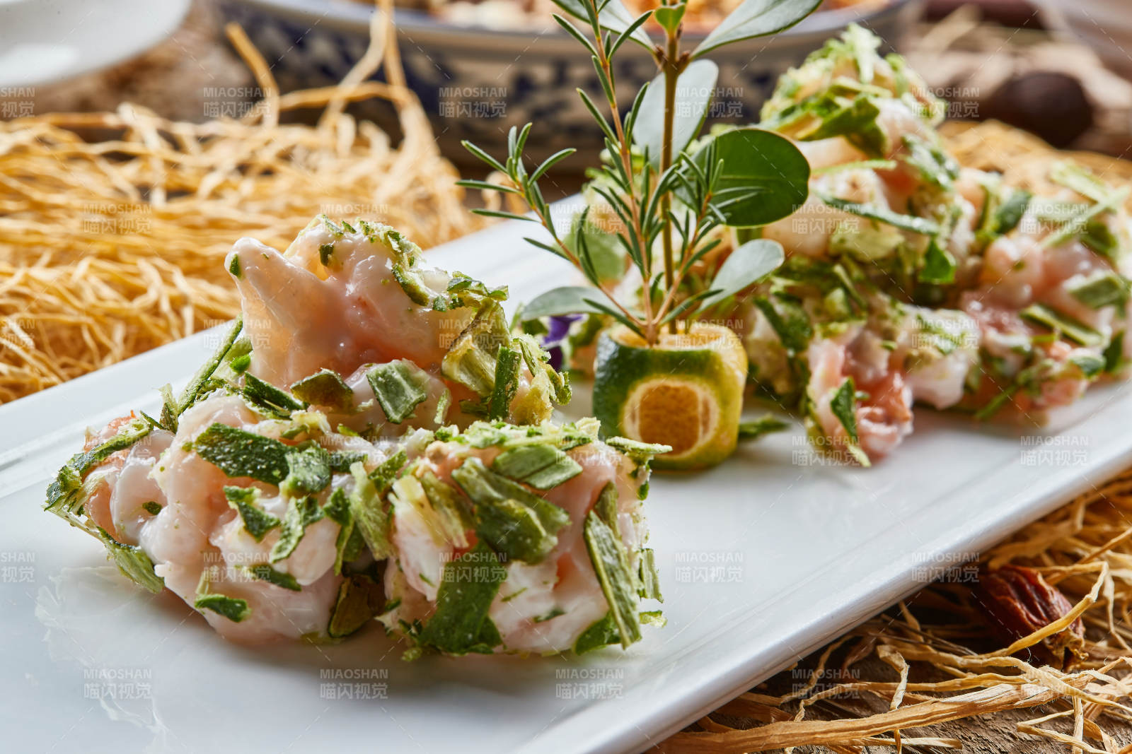 青瓷长瓷盘装的葱香龙井虾仁图片