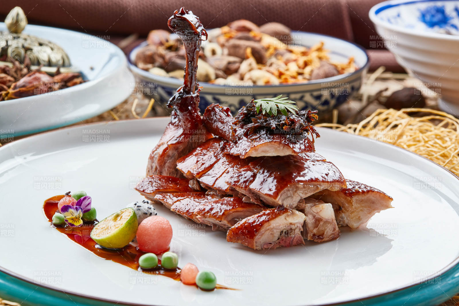 双色瓷盘装的烧腊鹅腿图片