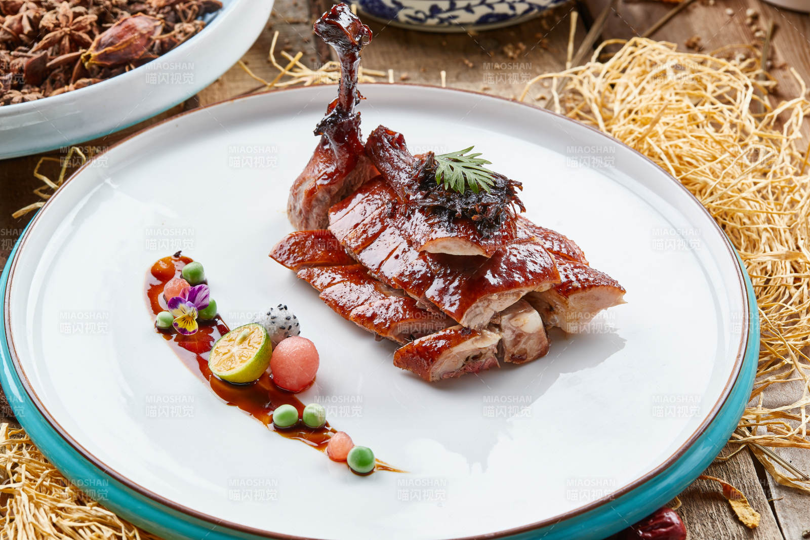 双色瓷盘装的烧腊鹅腿图片