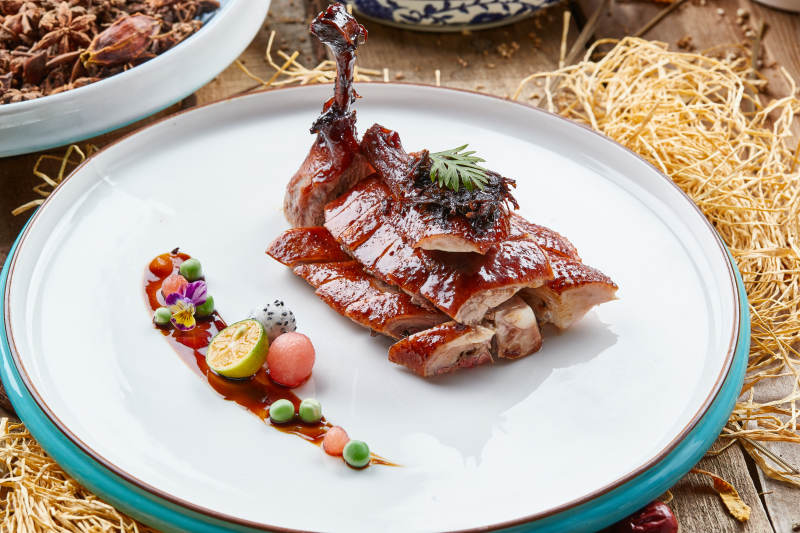 双色瓷盘装的烧腊鹅腿图片