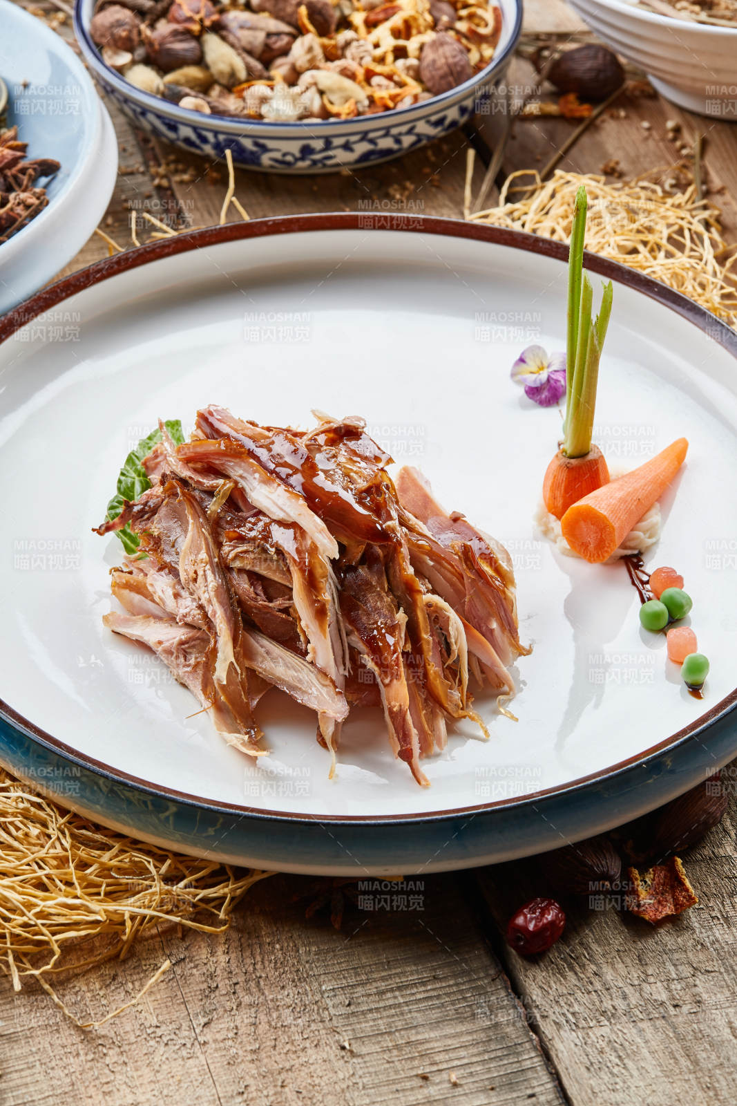 双色圆瓷盘装的手撕兔图片