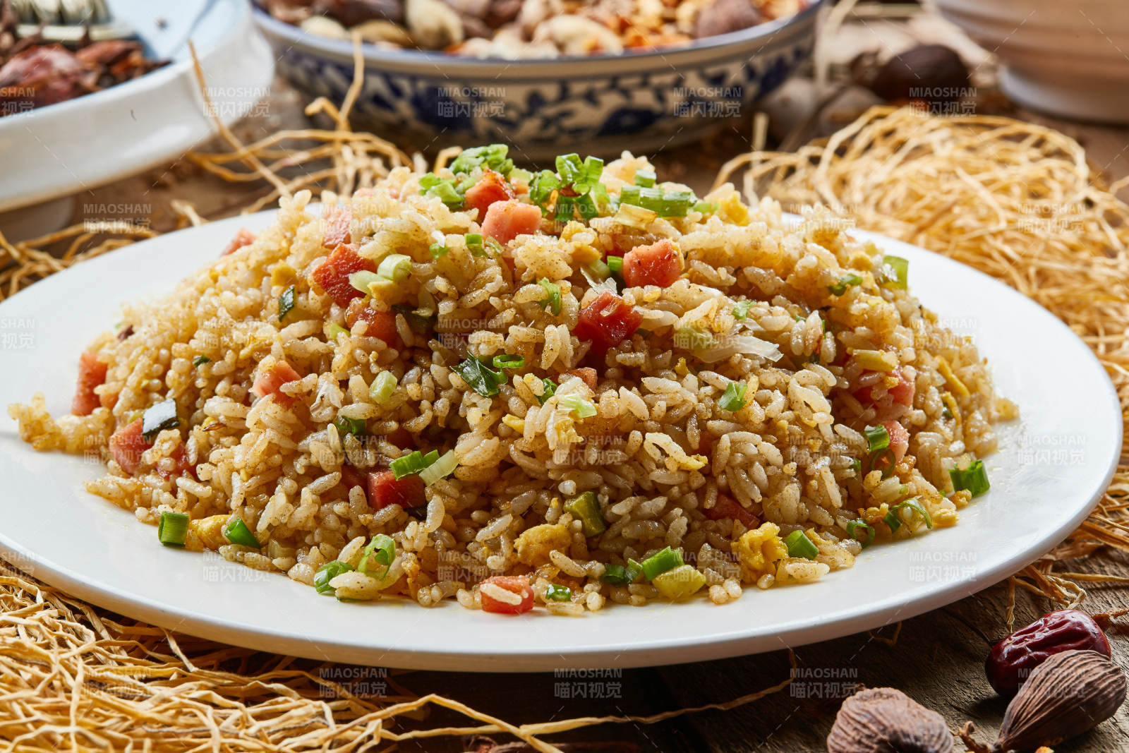 白色圆瓷盘装的扬州炒饭图片