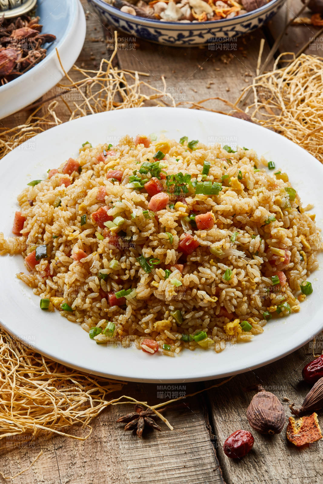 白色圆瓷盘装的扬州炒饭图片