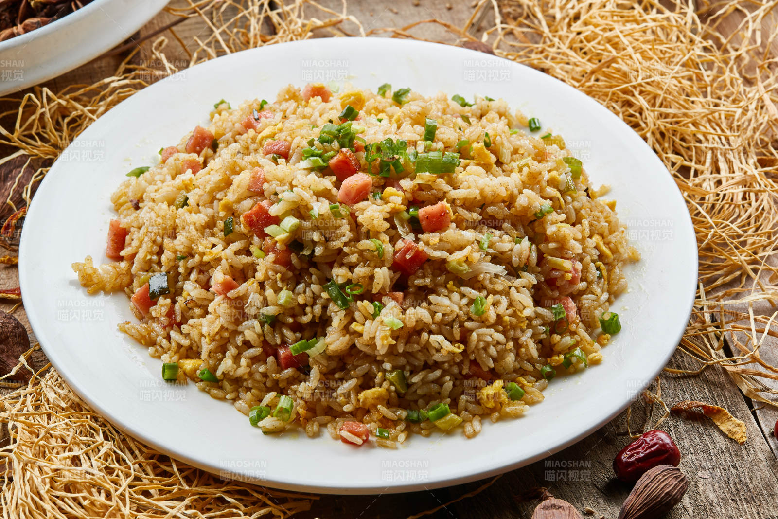 白色圆瓷盘装的扬州炒饭图片
