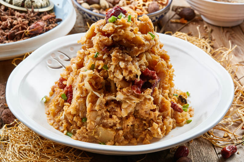 梅花瓷盘装的酸菜牛肉土豆泥图片