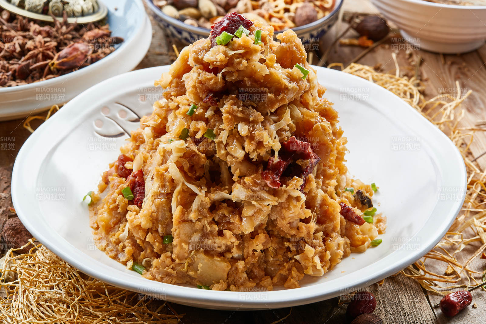 梅花瓷盘装的酸菜牛肉土豆泥图片