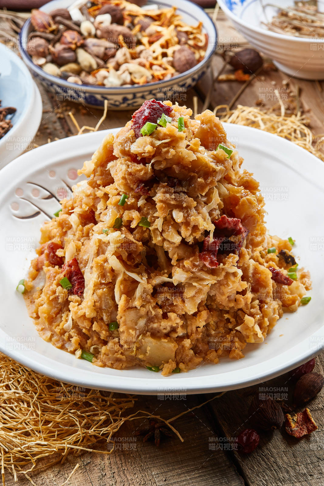 梅花瓷盘装的酸菜牛肉土豆泥图片