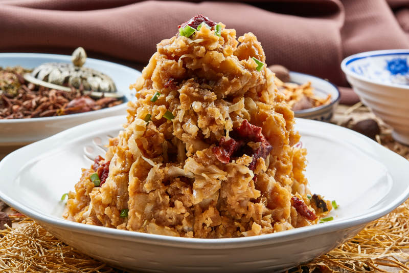 梅花瓷盘装的酸菜牛肉土豆泥图片