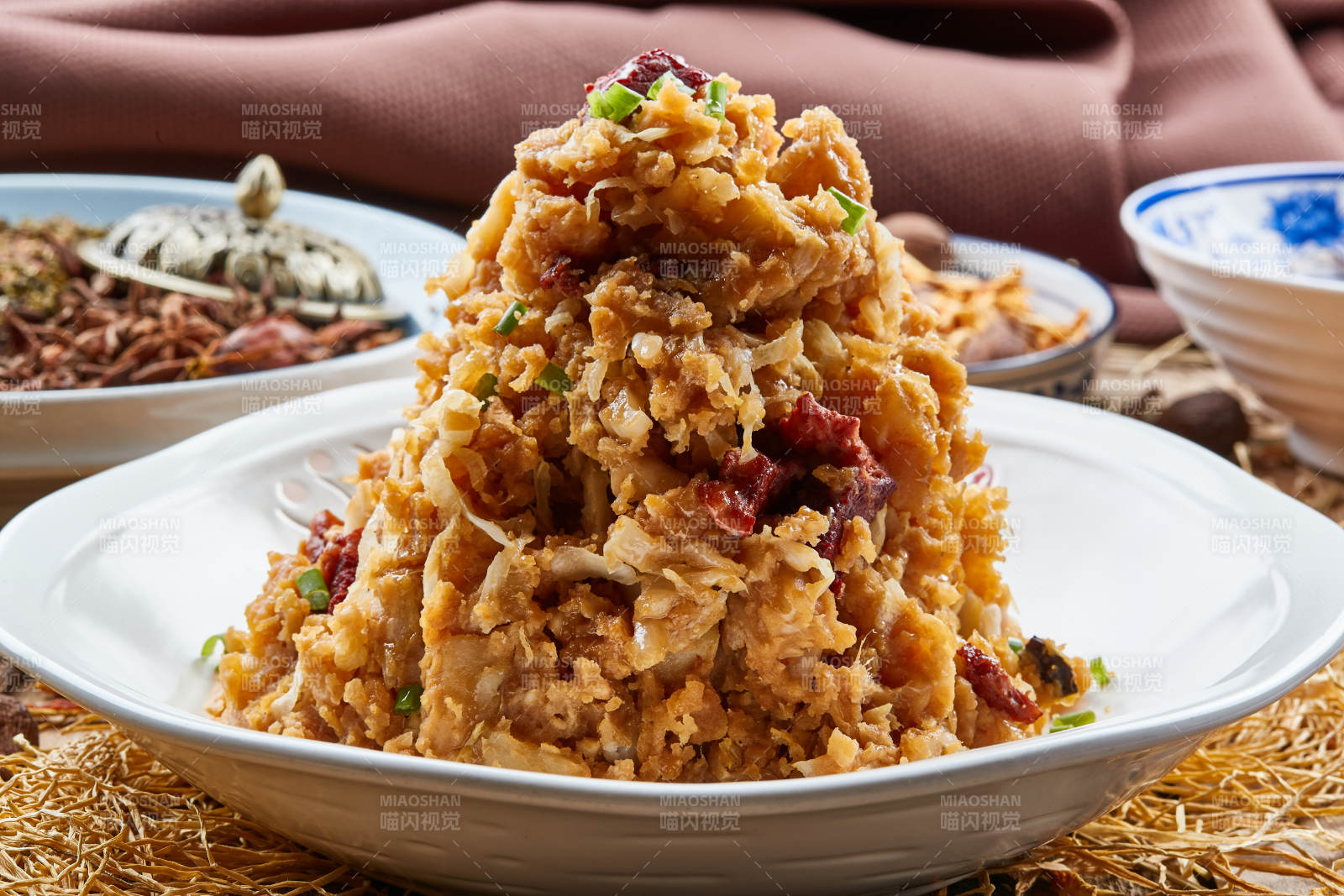 梅花瓷盘装的酸菜牛肉土豆泥图片