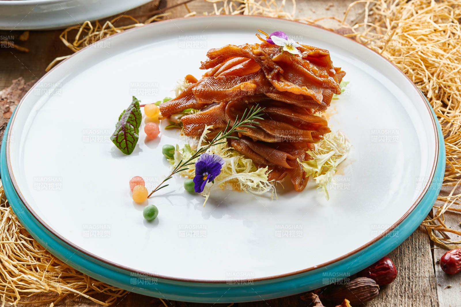 双色圆瓷盘装的脱骨凤爪图片