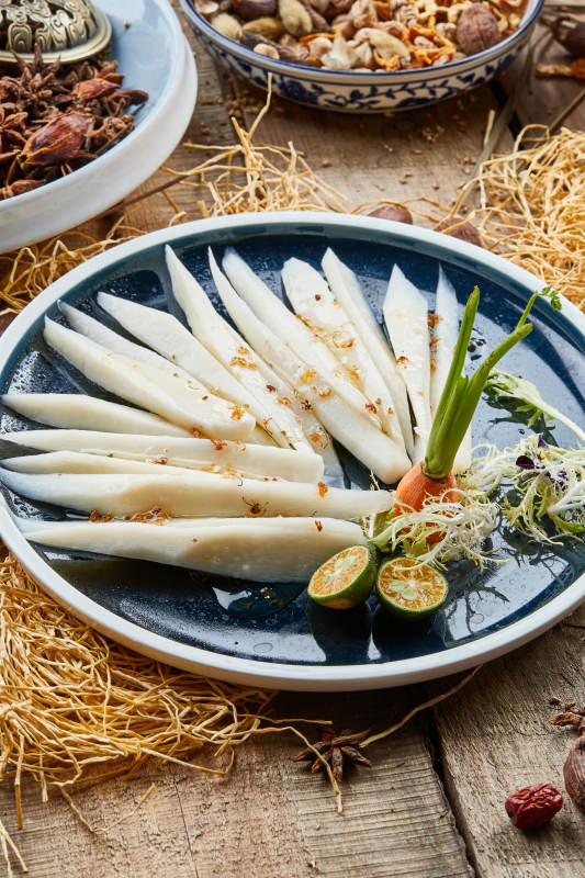 蓝釉圆瓷盘装的桂花酱长山药图片