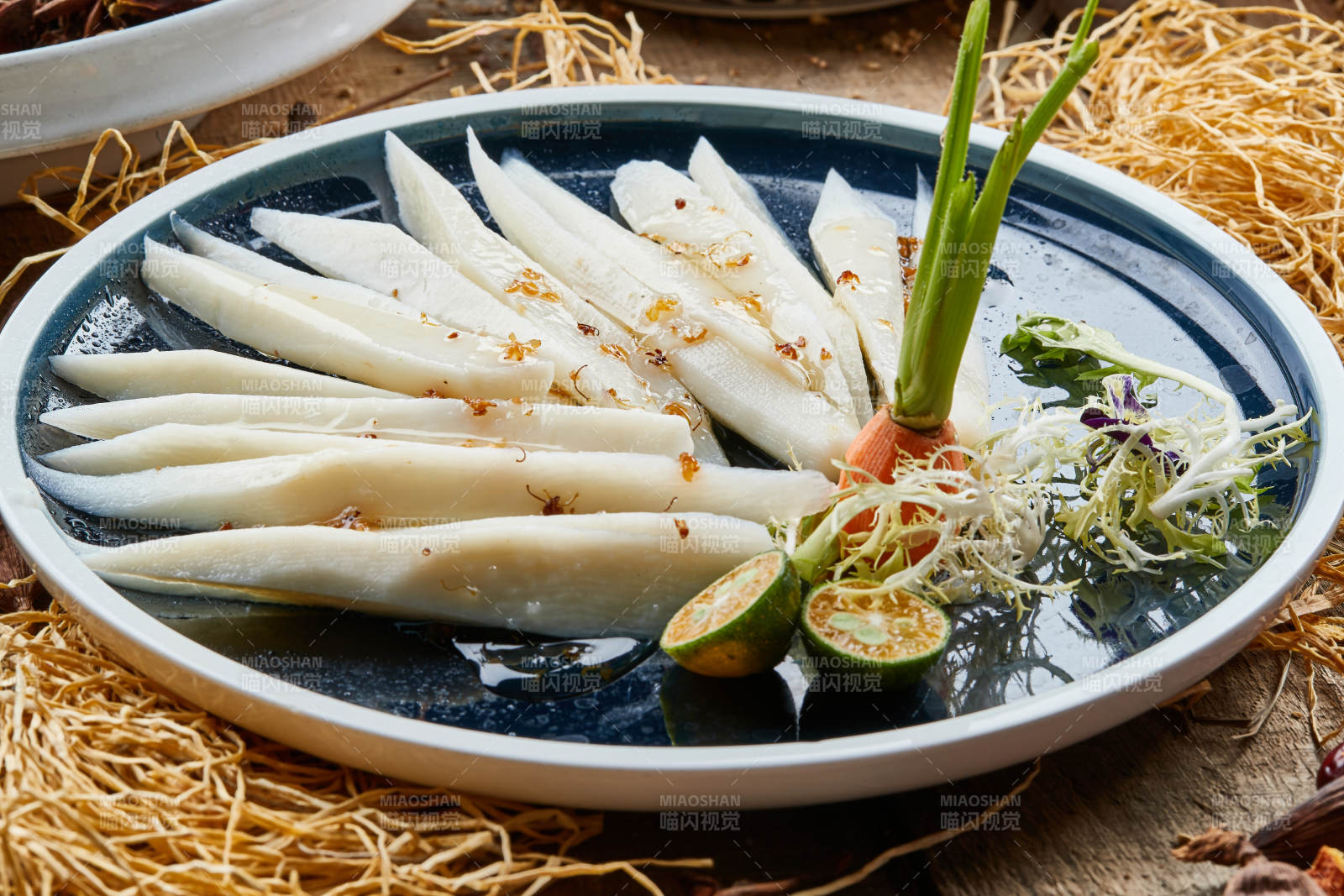 蓝釉圆瓷盘装的桂花酱长山药图片