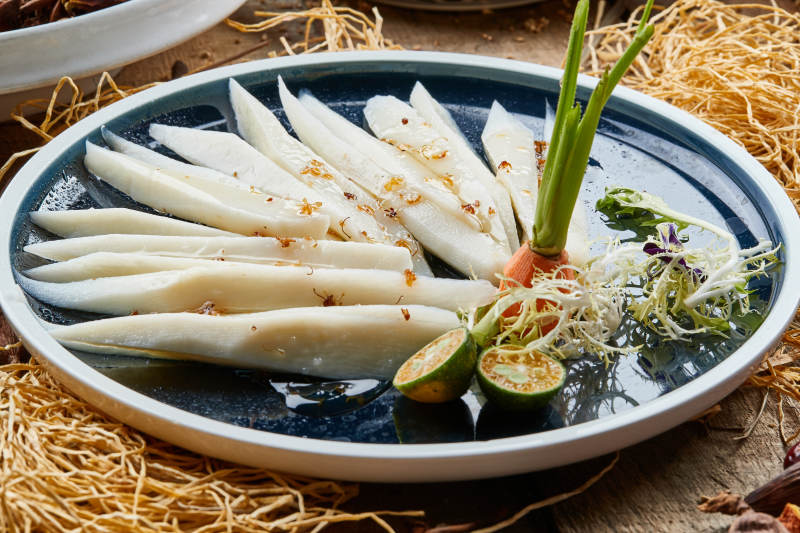 蓝釉圆瓷盘装的桂花酱长山药图片