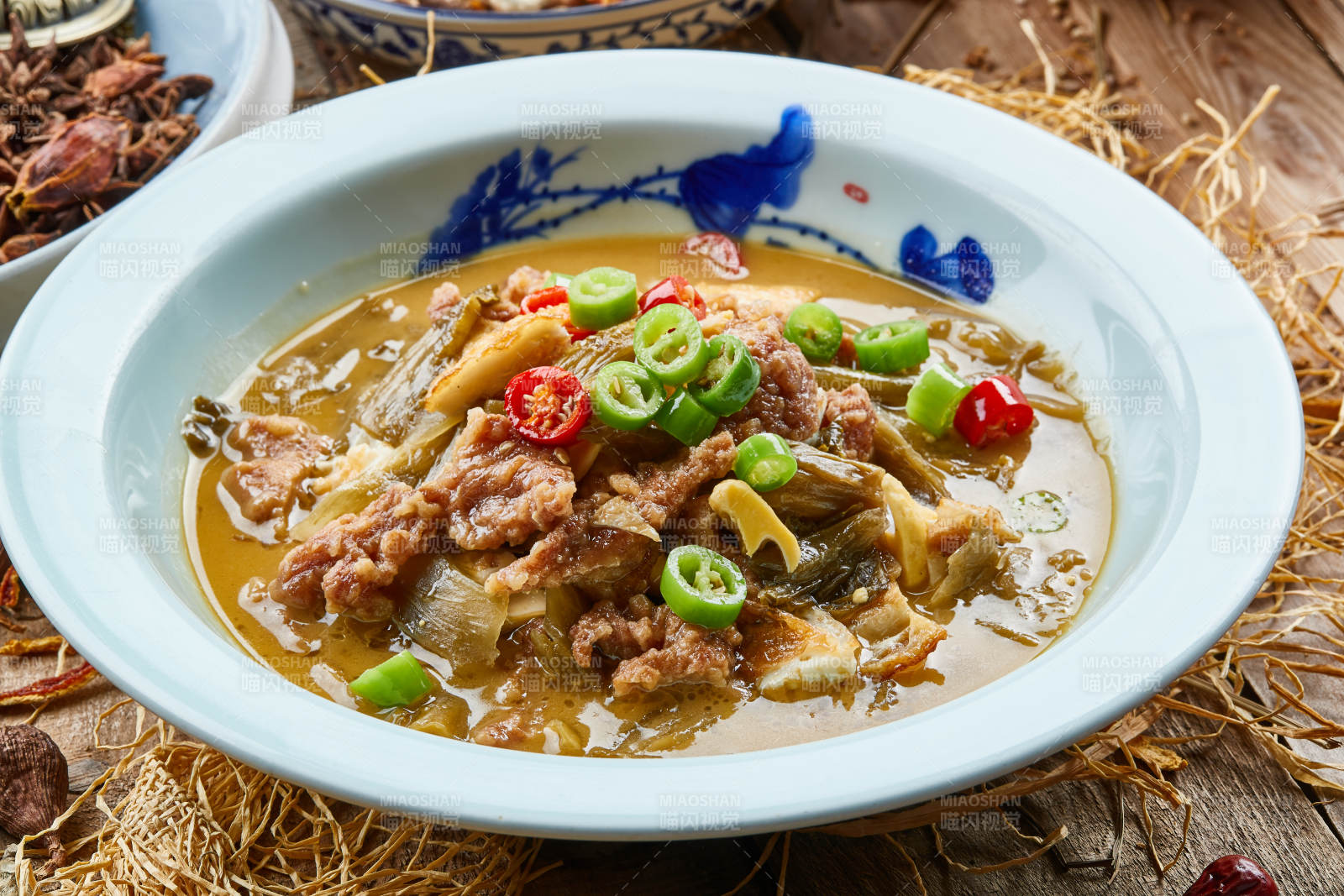 青瓷盘装的酸菜酸汤炖牛柳图片