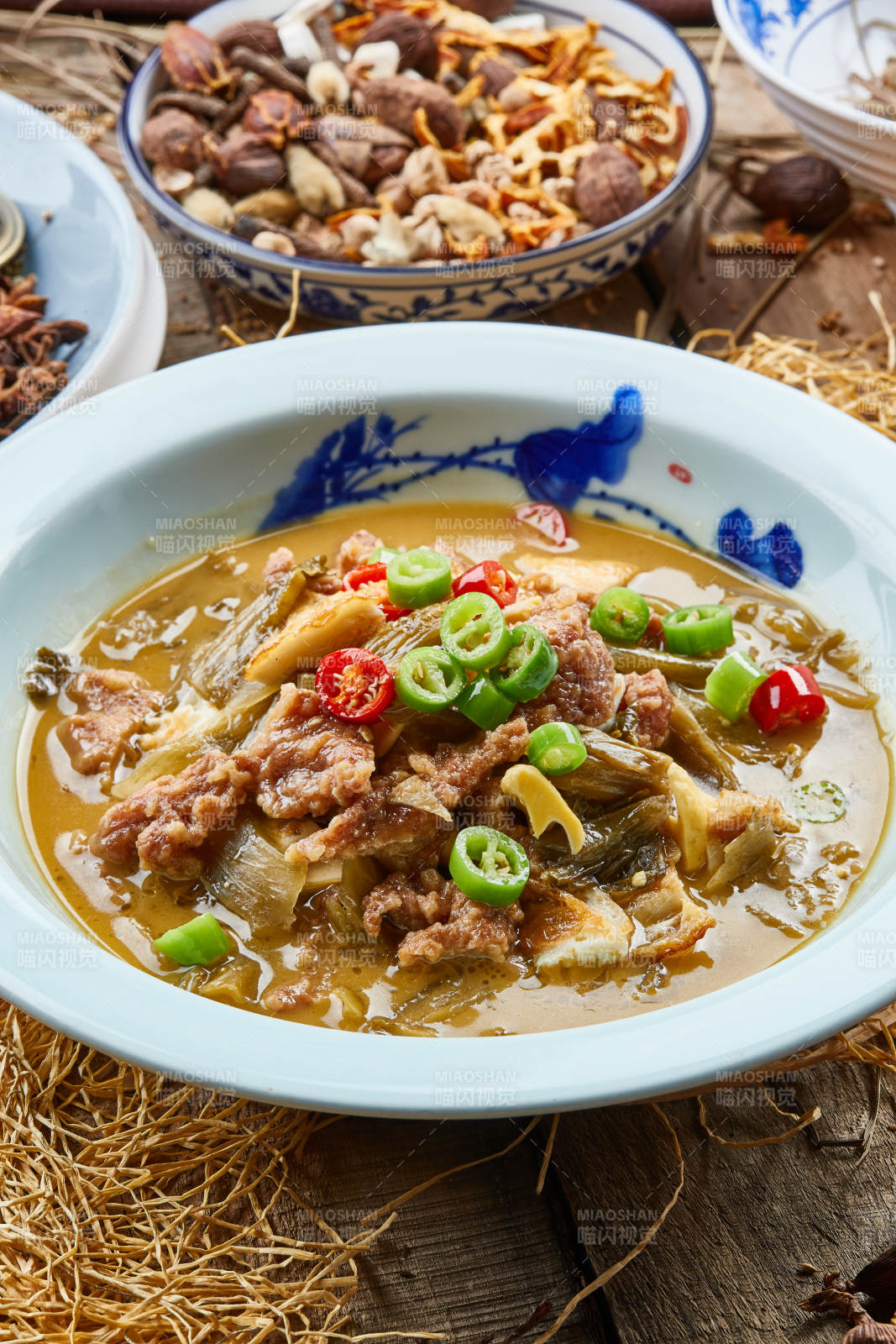 青瓷盘装的酸菜酸汤炖牛柳图片