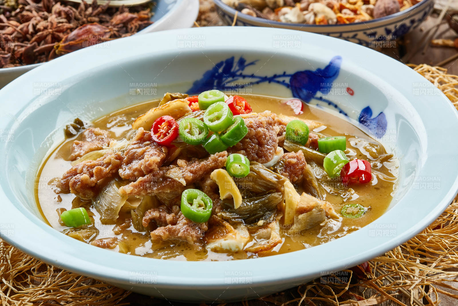 青瓷盘装的酸菜酸汤炖牛柳图片