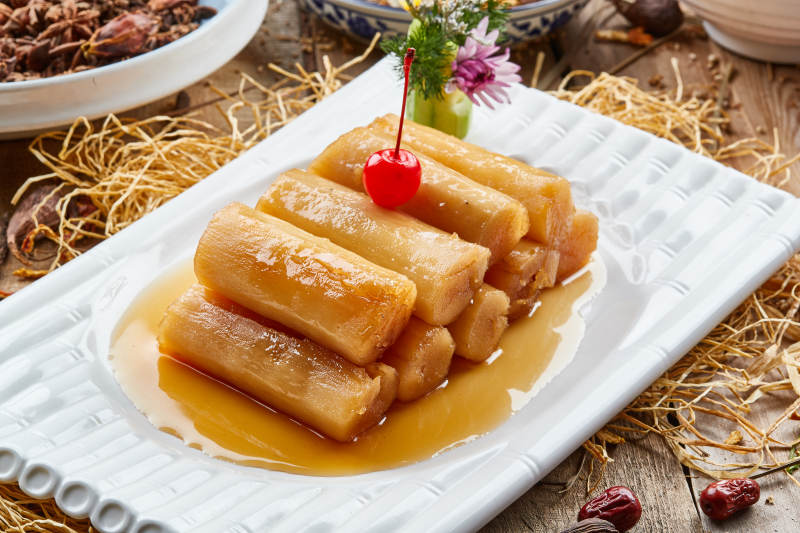 长瓷盘装的蜜汁山药图片