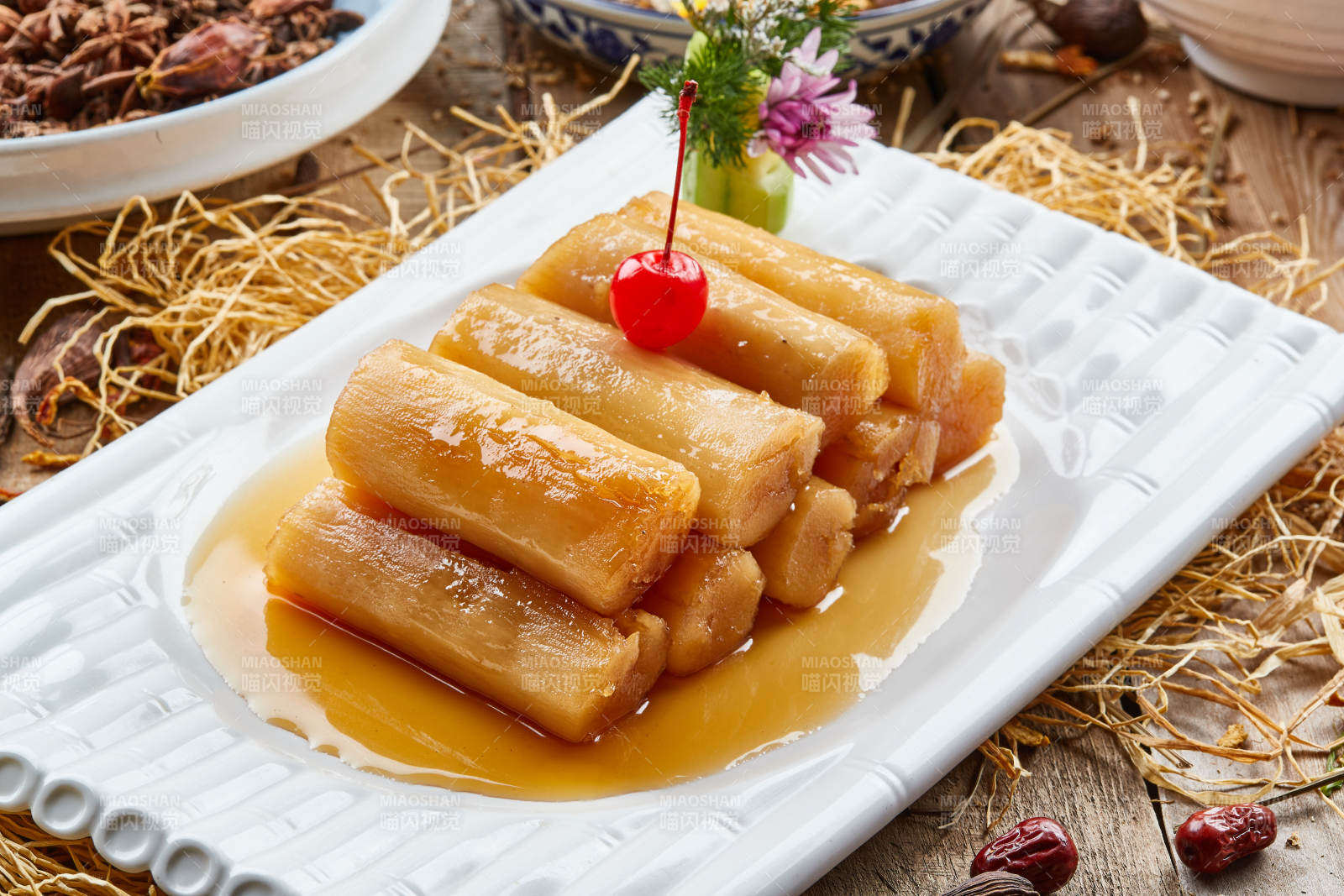 长瓷盘装的蜜汁山药图片