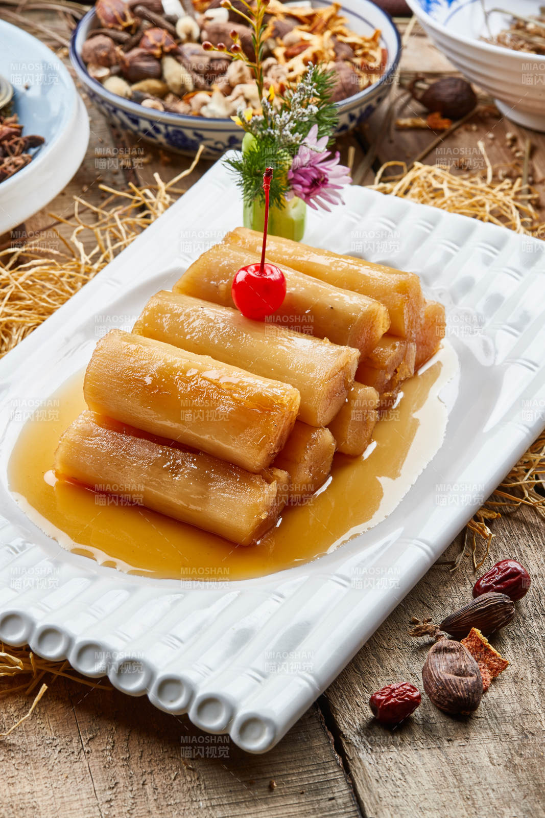 长瓷盘装的蜜汁山药图片