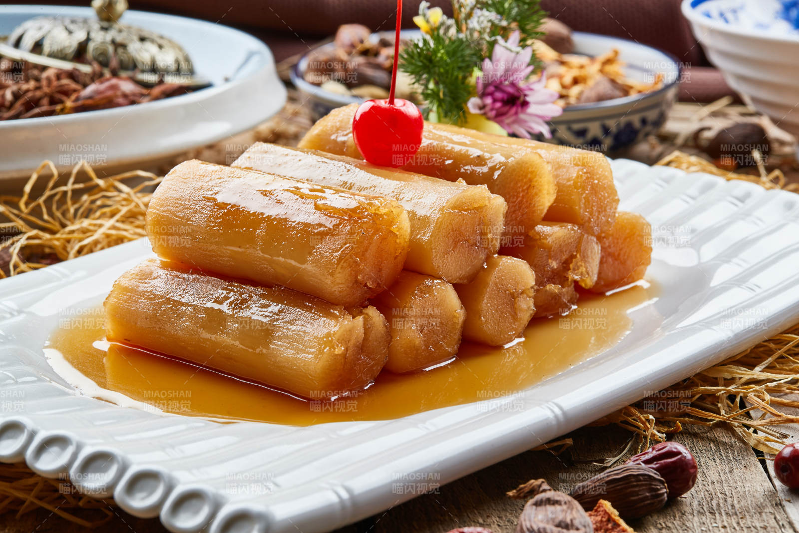 长瓷盘装的蜜汁山药图片