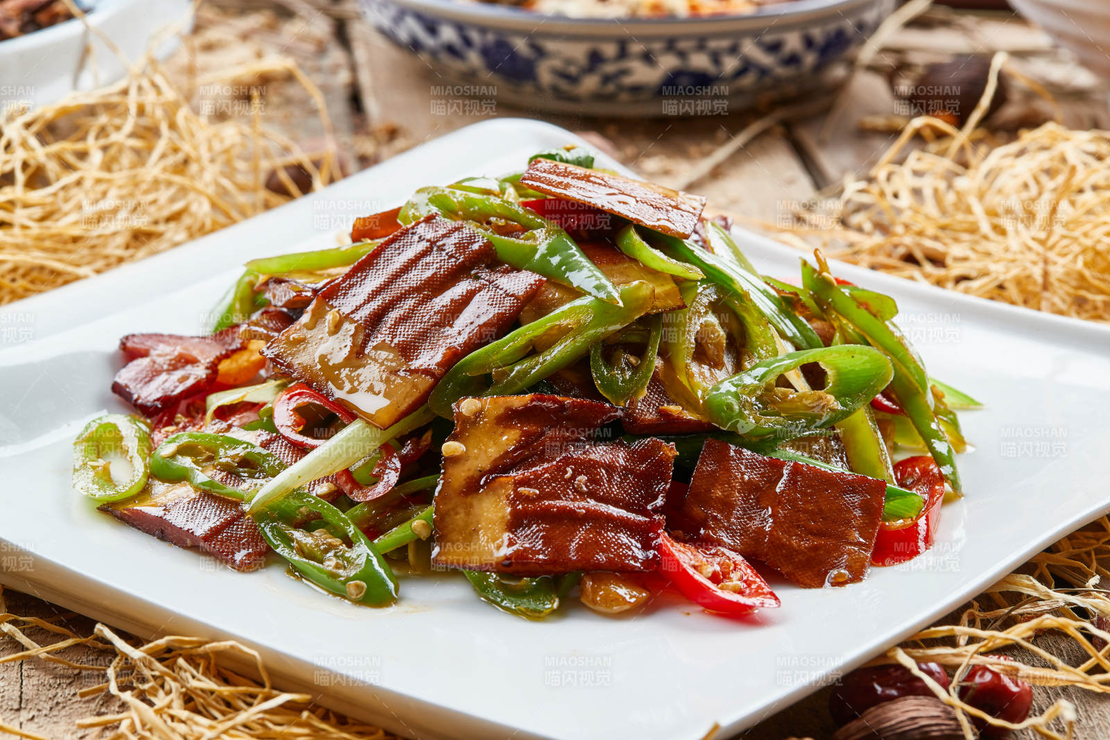 方瓷盘装的尖椒炒香干图片